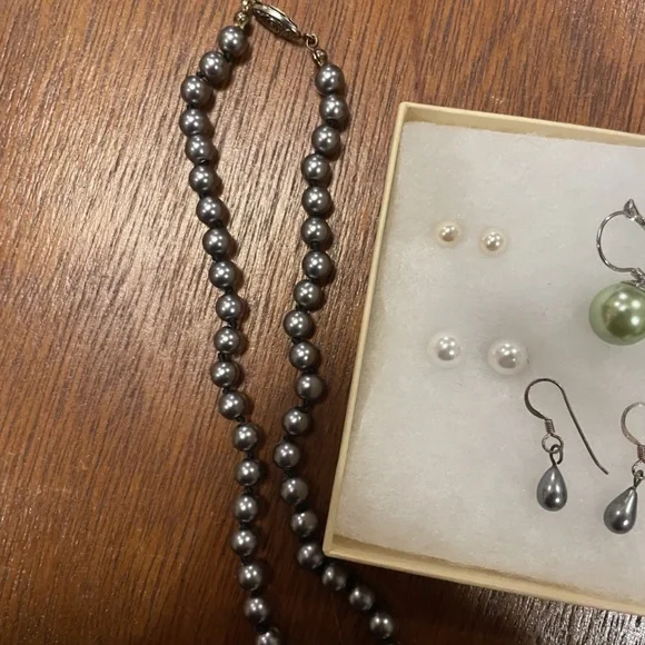 Lot of 6 Costume Faux Pearl Earrings and Necklaces - Picture 4 of 5